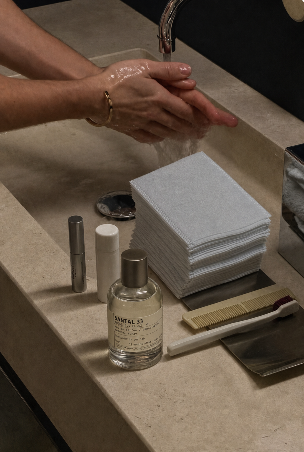 Salle de bain épurée avec serviettes blanches et produit MILOË